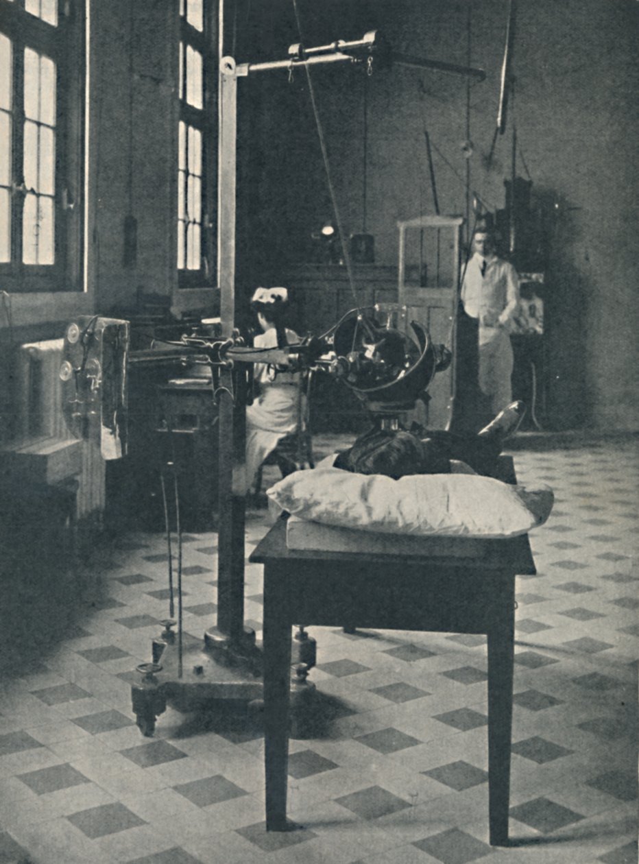 Crookes, Rontgen og Finsen - Using the Marvelous X-rays Apparatus, c1925 av Unbekannt