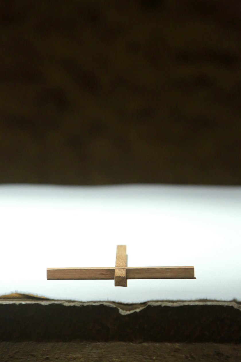 Kors på et alter. Taize-samfunnet, Taize, Frankrike av Unbekannt