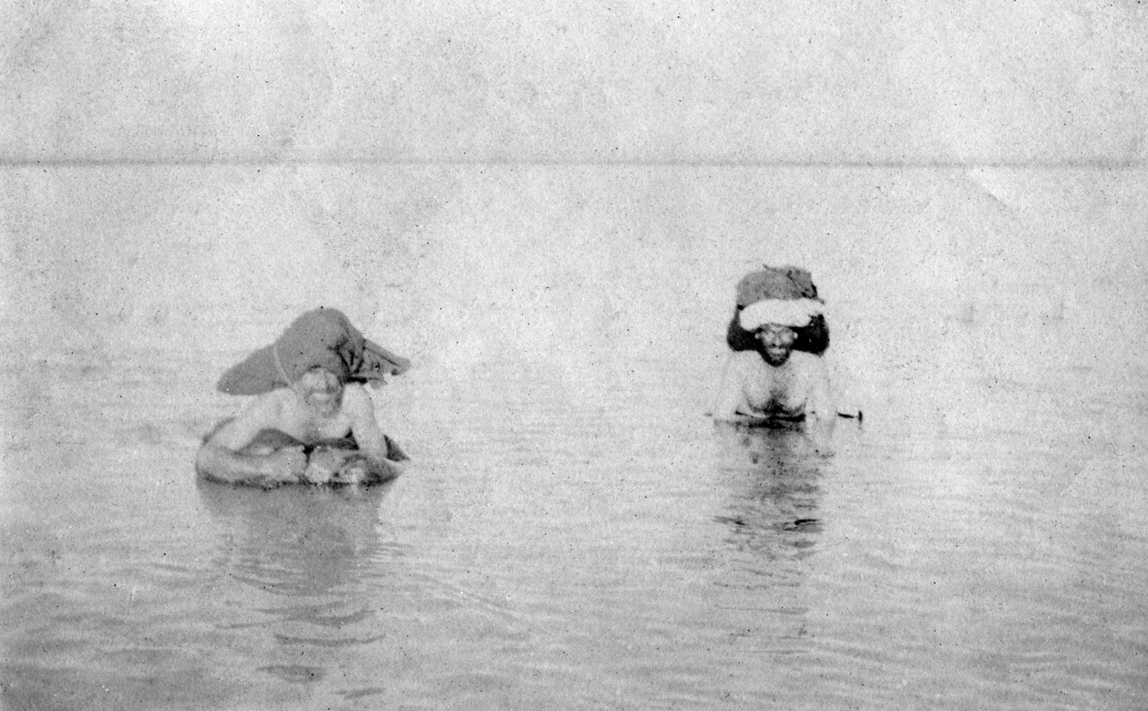 Krysser elven Tigris på oppblåste geiteskinn, 1918 av Unbekannt