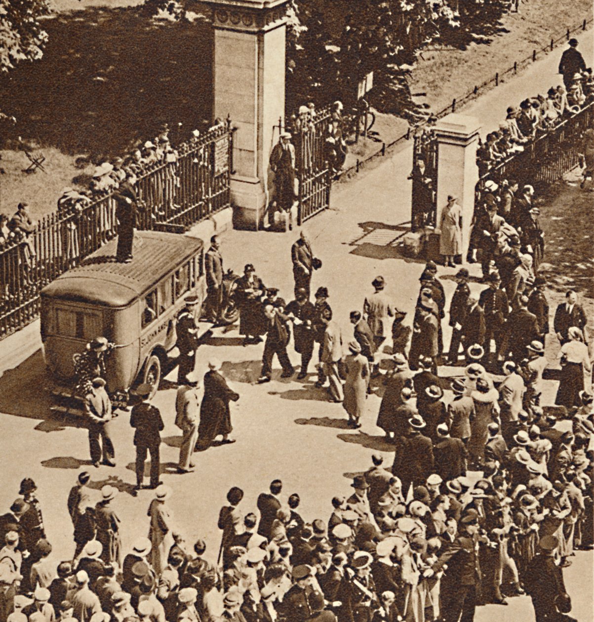 Publikum ser på den arresterte mannen ført til politibil, 1937 av Unbekannt