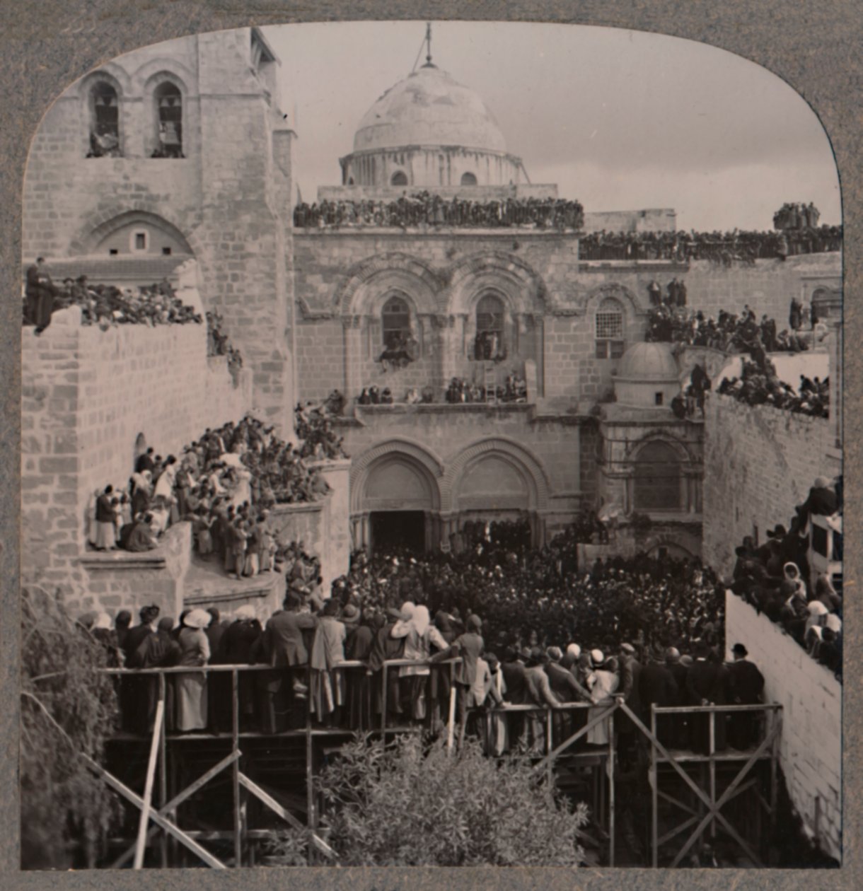 Folkemengder som fyller hver nisje i Holy Sepulcher Church, ca. 1900 av Unbekannt