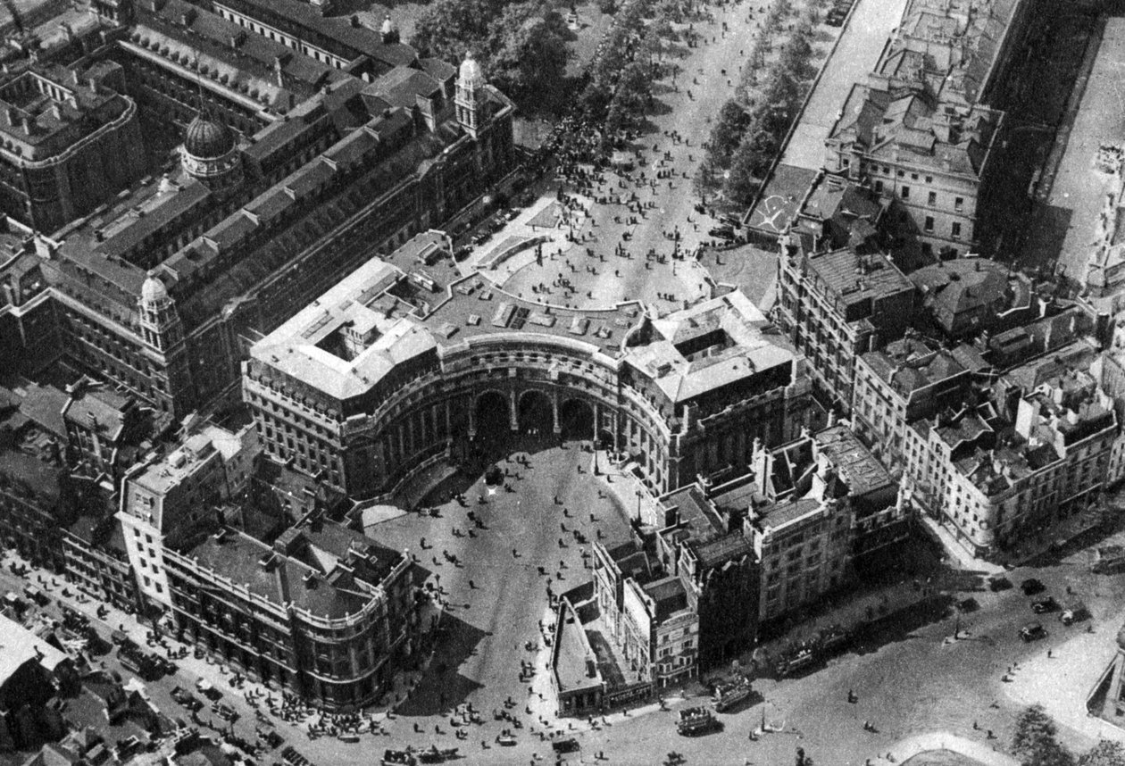 Folkemengder samlet seg i The Mall for trooping of the color, London, 1926-1927 av Unbekannt