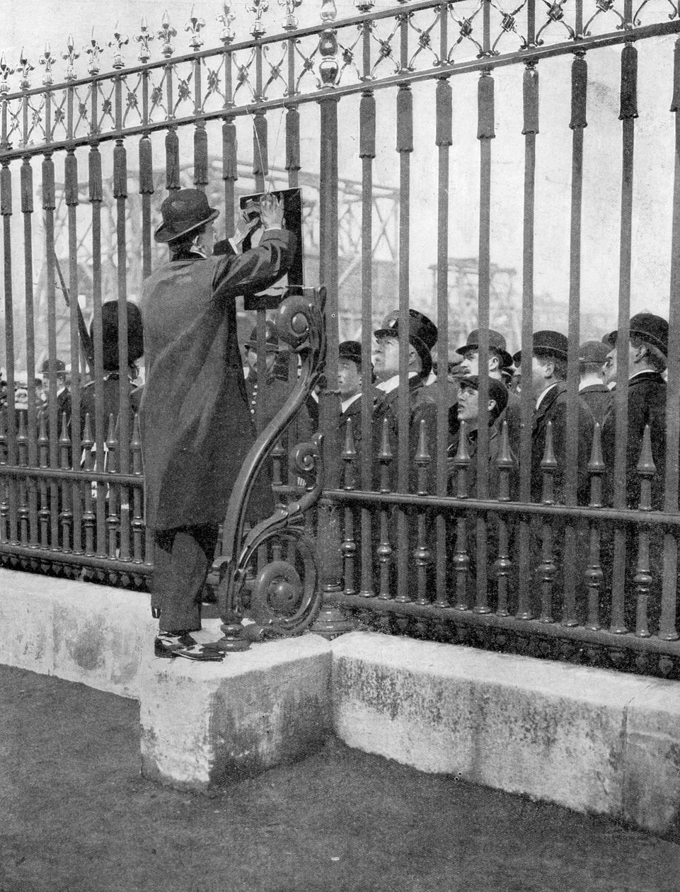 Folkemengder utenfor Buckingham Palace venter på nyheter om kongens sykdom, 5. mai, 1910 av Unbekannt