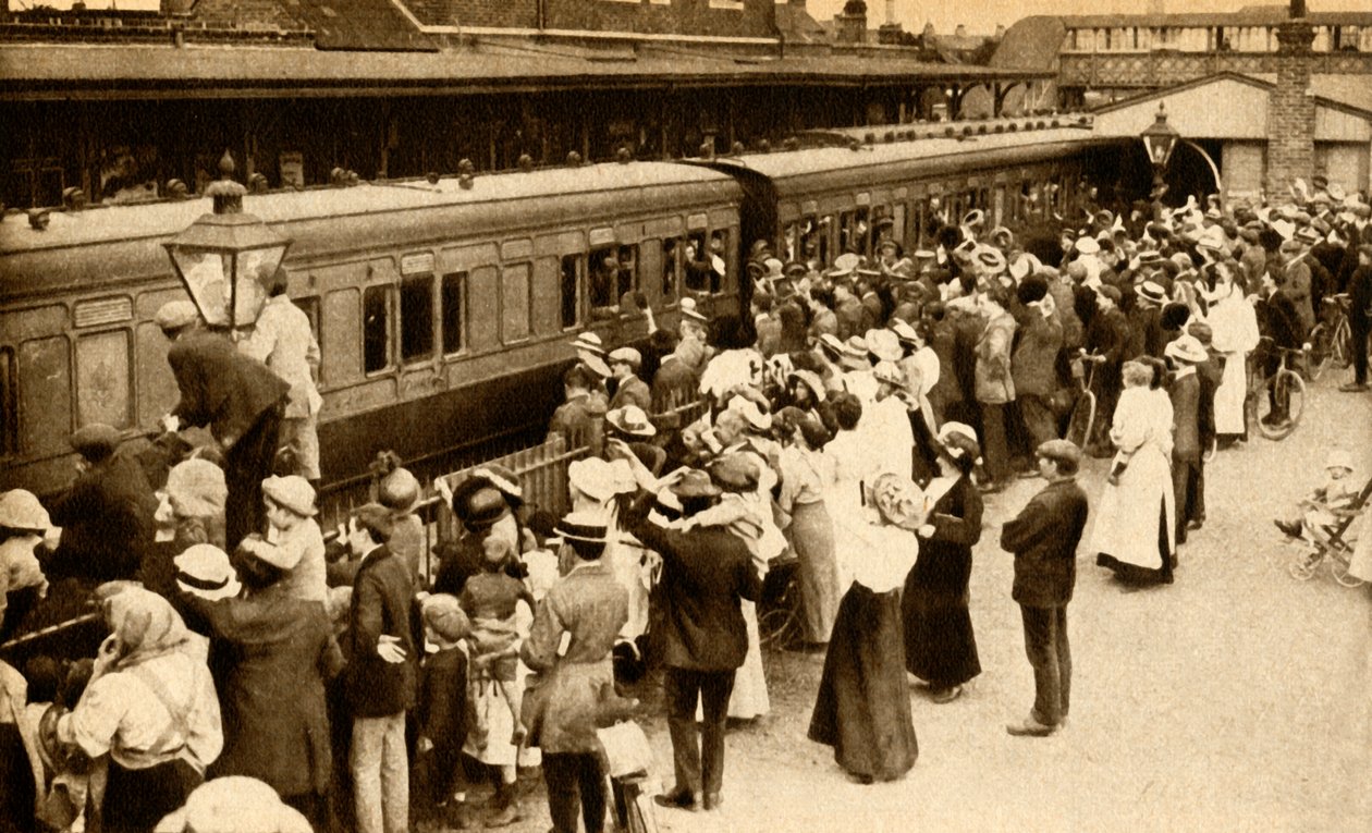 Folkemengder vinker av tropper som drar for å kjempe i første verdenskrig, Storbritannia, 1914, 1933. av Unbekannt