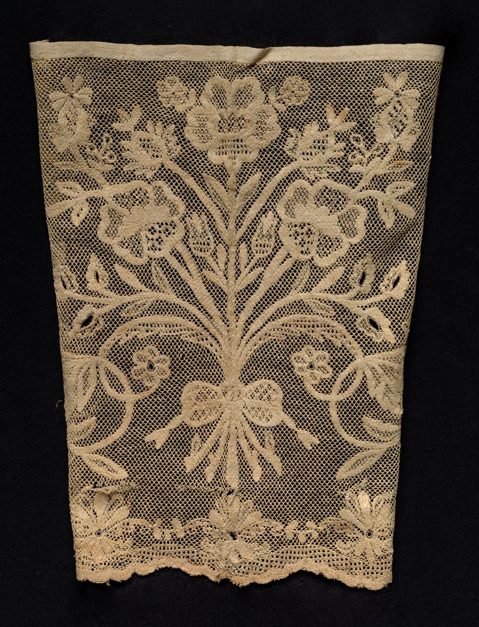 Mansjett med blomsterranker, 1800-tallet. av Unbekannt