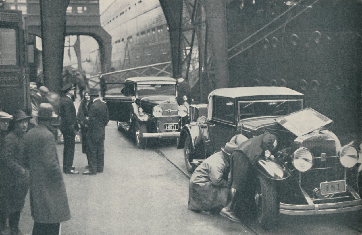 Tollere som undersøkte biler i Southampton, 1937 av Unbekannt