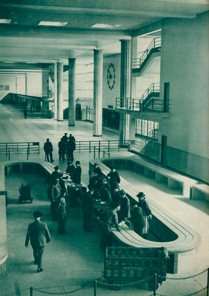 Tollere undersøker passasjerers bagasje på Le Bourget flyplass, Paris, 1937 av Unbekannt