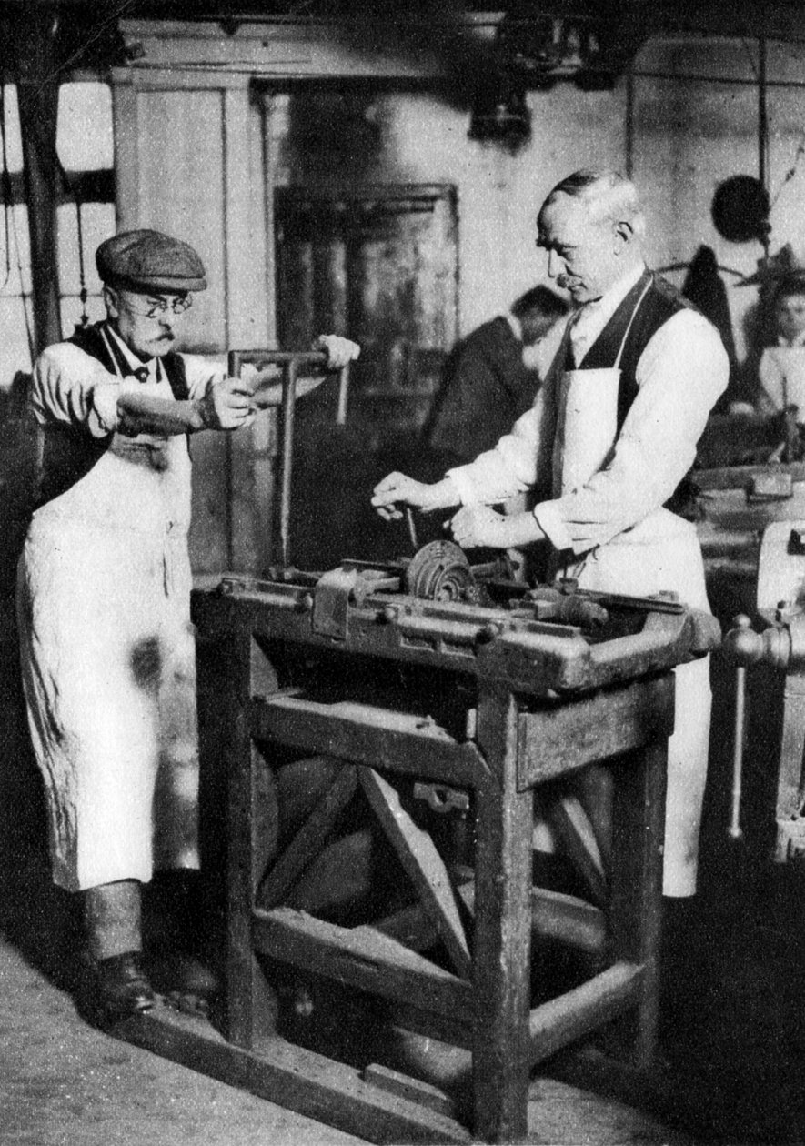 Cutting a key barrel, London, 1926-1927 av Unbekannt