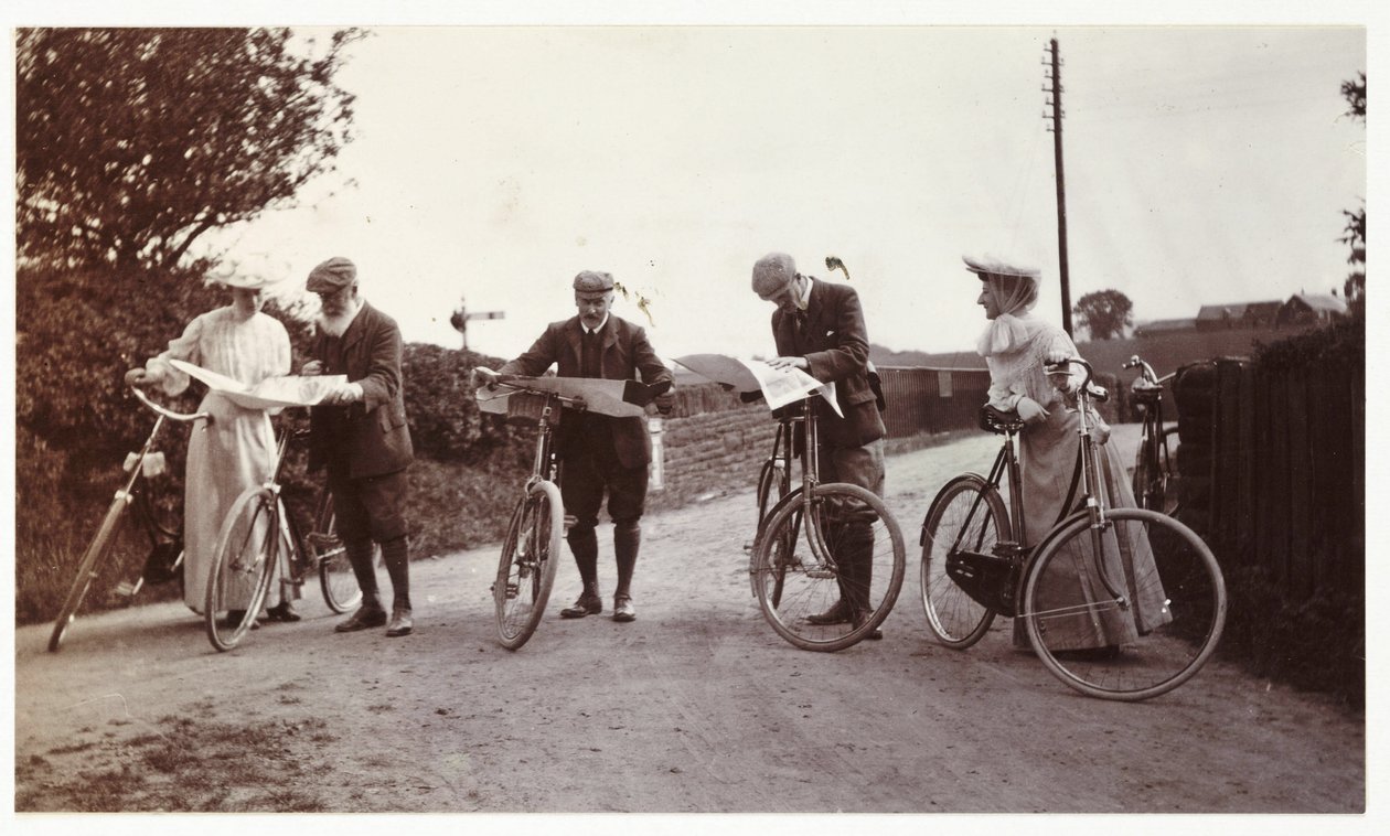 Syklister ser på kart, ca 1900 av Unbekannt