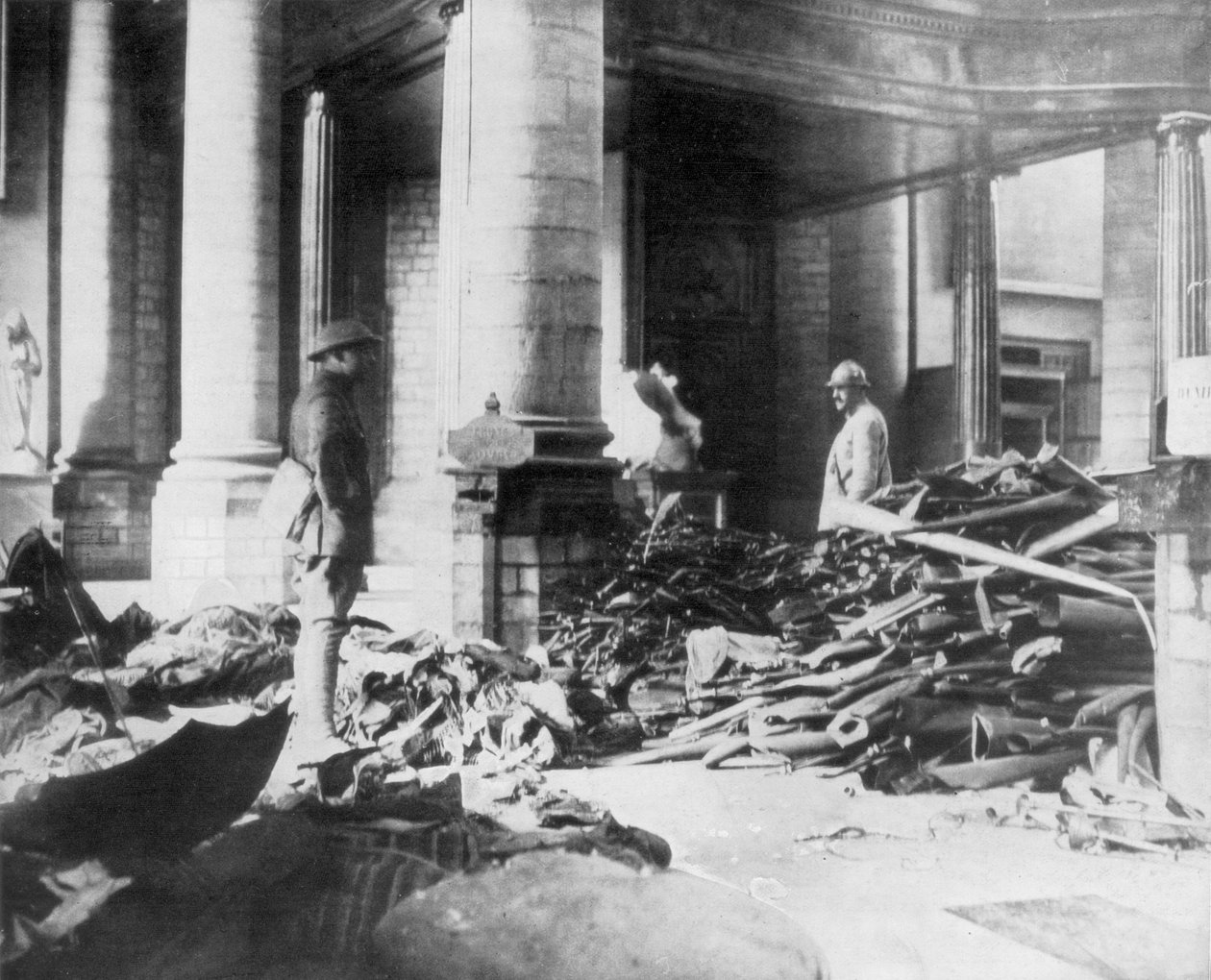 Skade på interiøret i Douai-kirken, Frankrike, 1918 av Unbekannt
