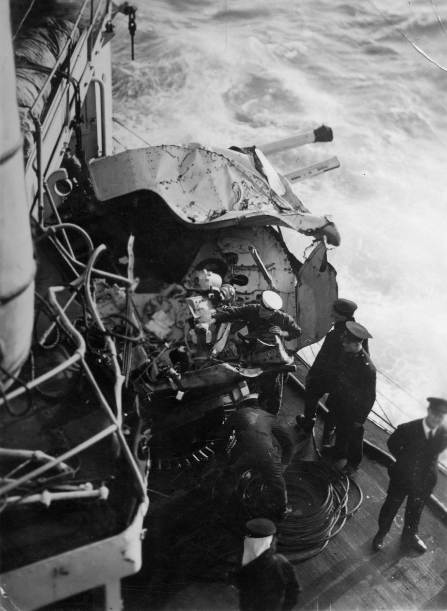 Skadet luftvernpistol på det britiske slagskipet HMS Malaya, utenfor kysten av Portugal, 1937 av Unbekannt