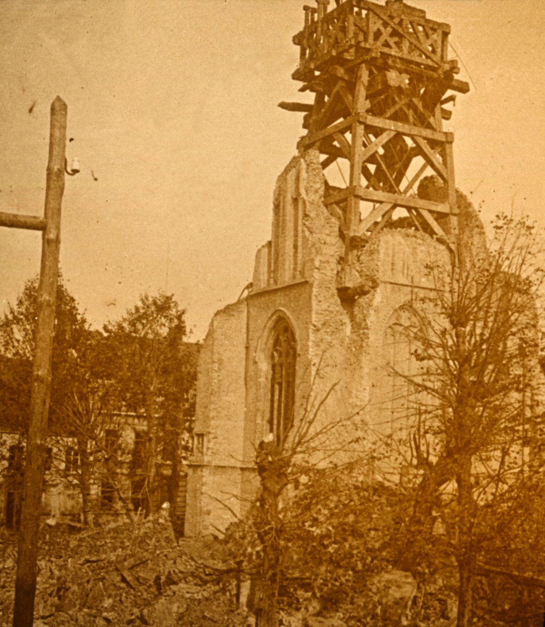 Skadet kirke, c1914-c1918 av Unbekannt