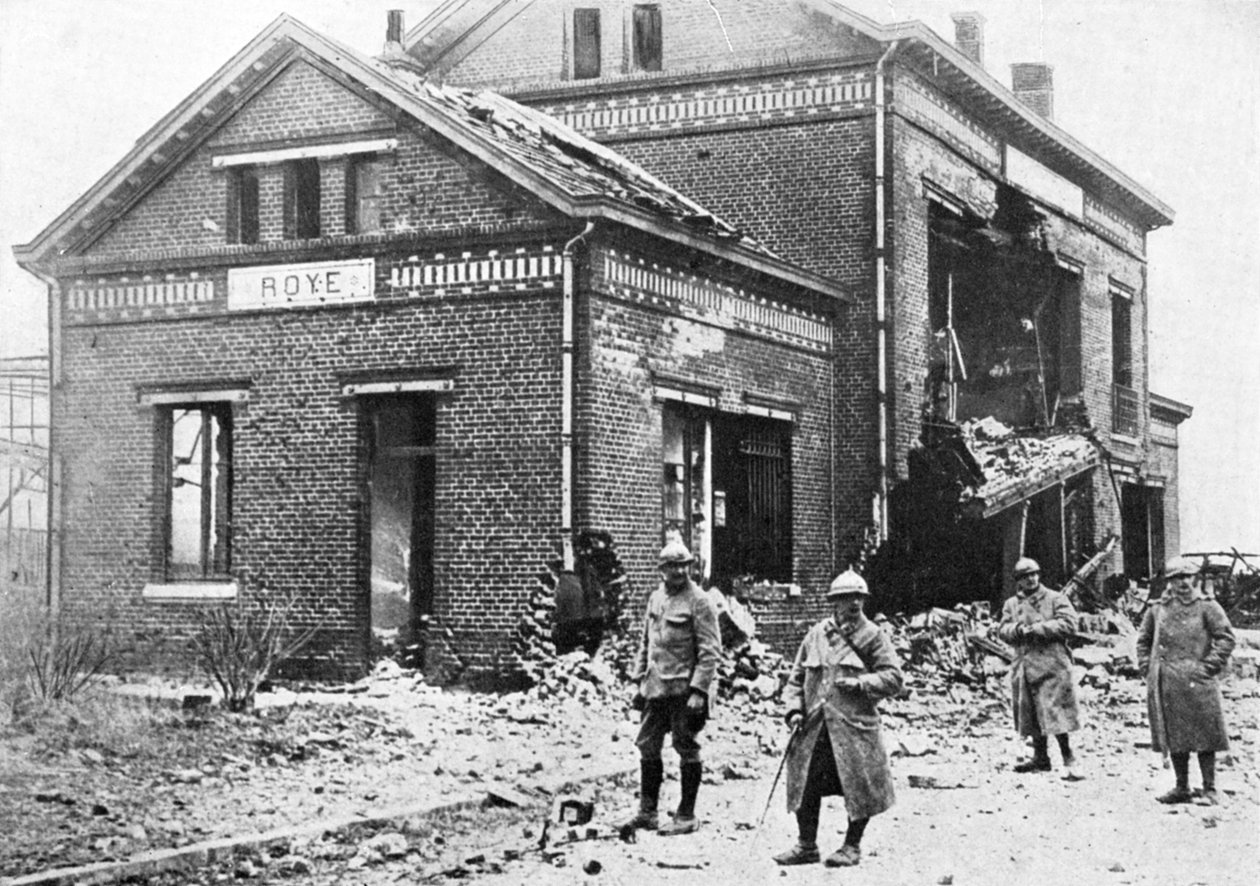 Skadet jernbanestasjon i Roye, Frankrike, første verdenskrig, 1918, c1920 av Unbekannt