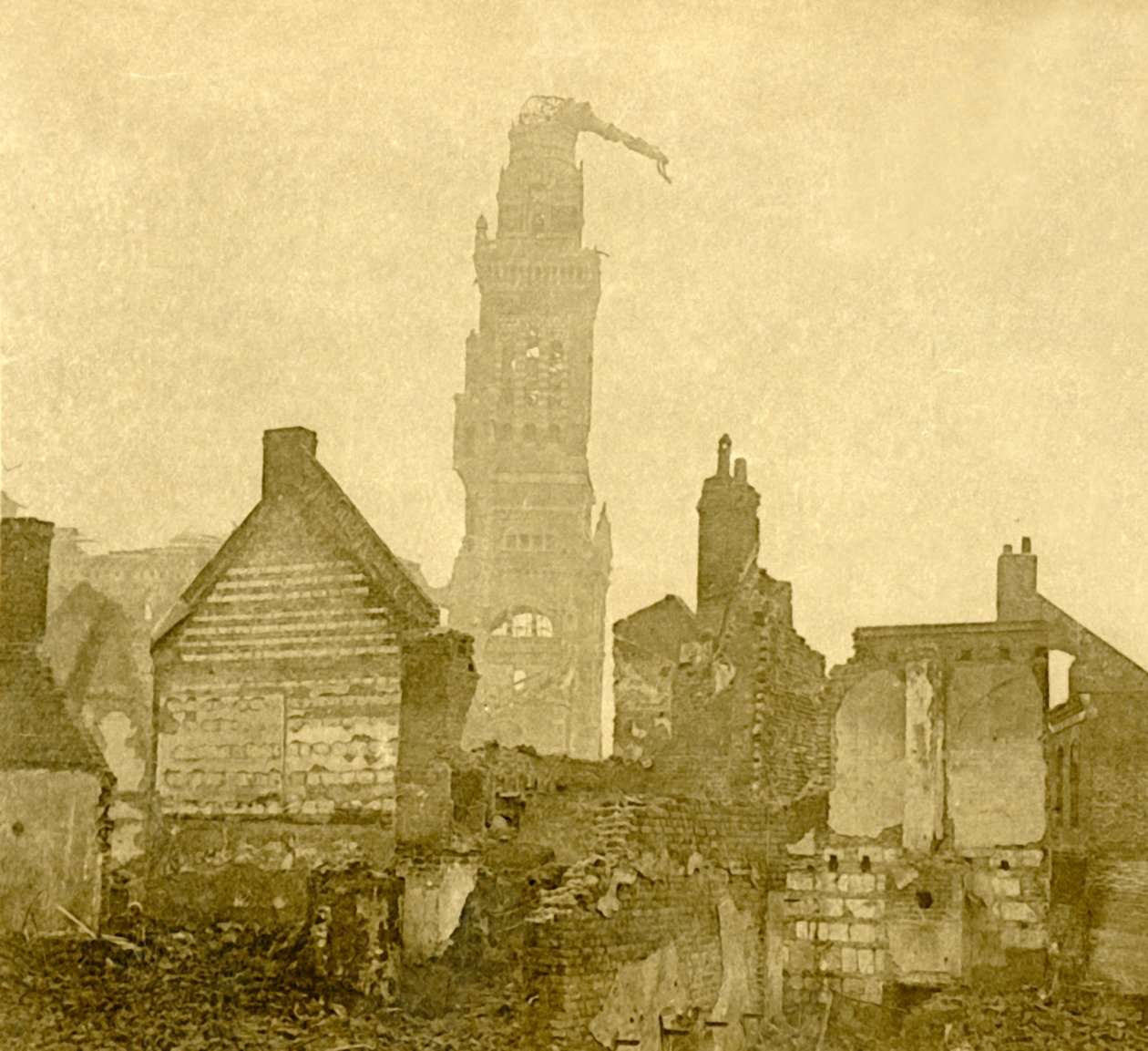 Skadet spir av Notre-Dame de Brebières, Albert, Nord-Frankrike, c1915-c1918 av Unbekannt