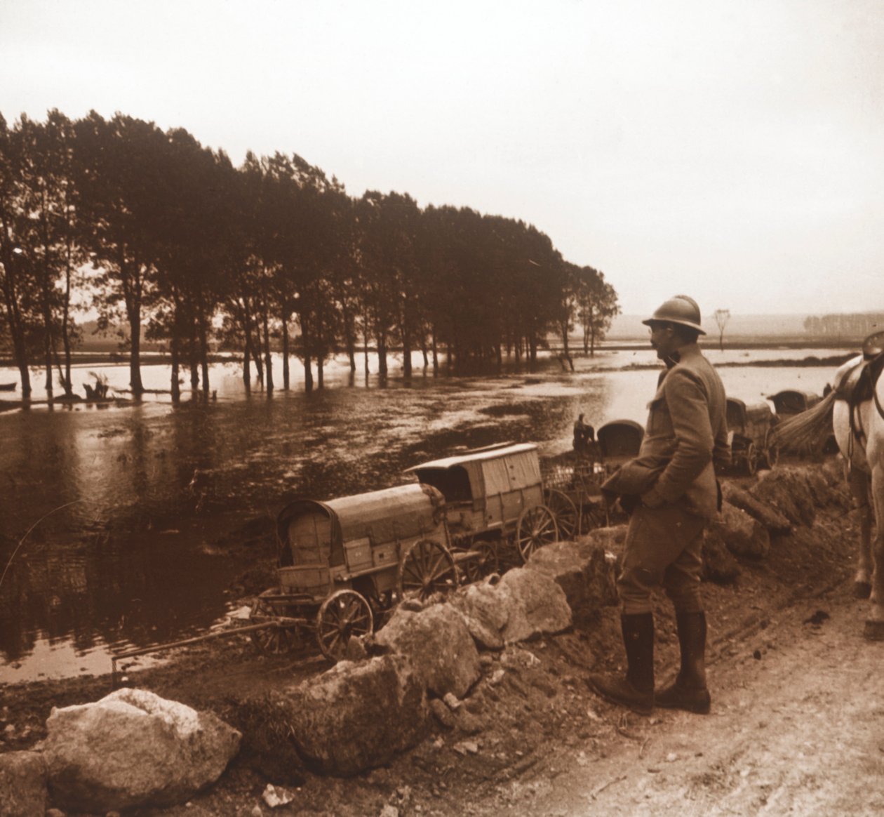 Skadede kjøretøy, Meuse, Nord-Frankrike, c1914-c1918 av Unbekannt