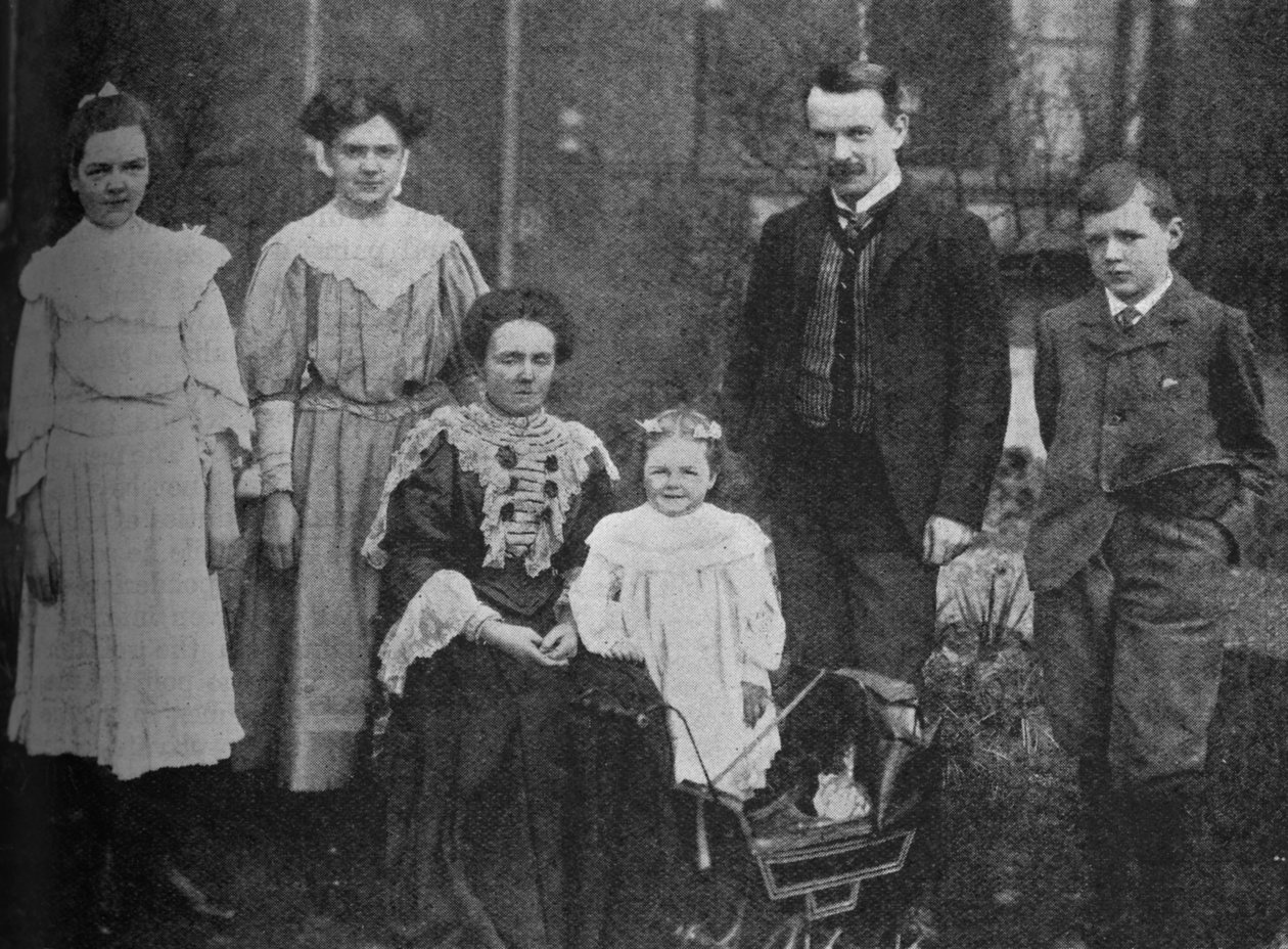 David Lloyd George - Den store statsmannen omgitt av sin familie, 1905, c1925 av Unbekannt