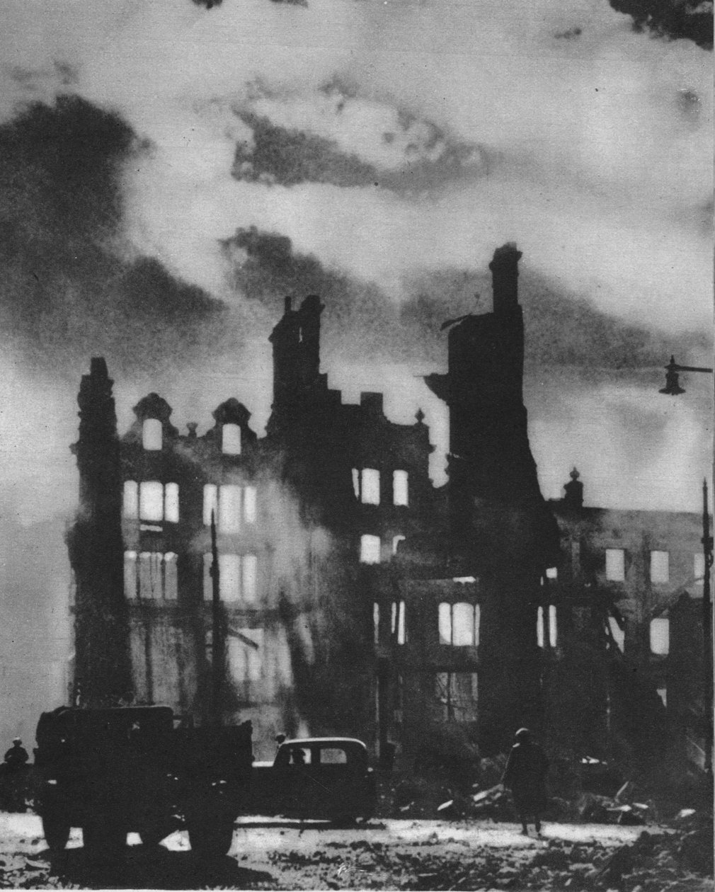 Dawn Breaks for å finne byen forvandlet etter en natt med helvete, 1941 1942 av Unbekannt