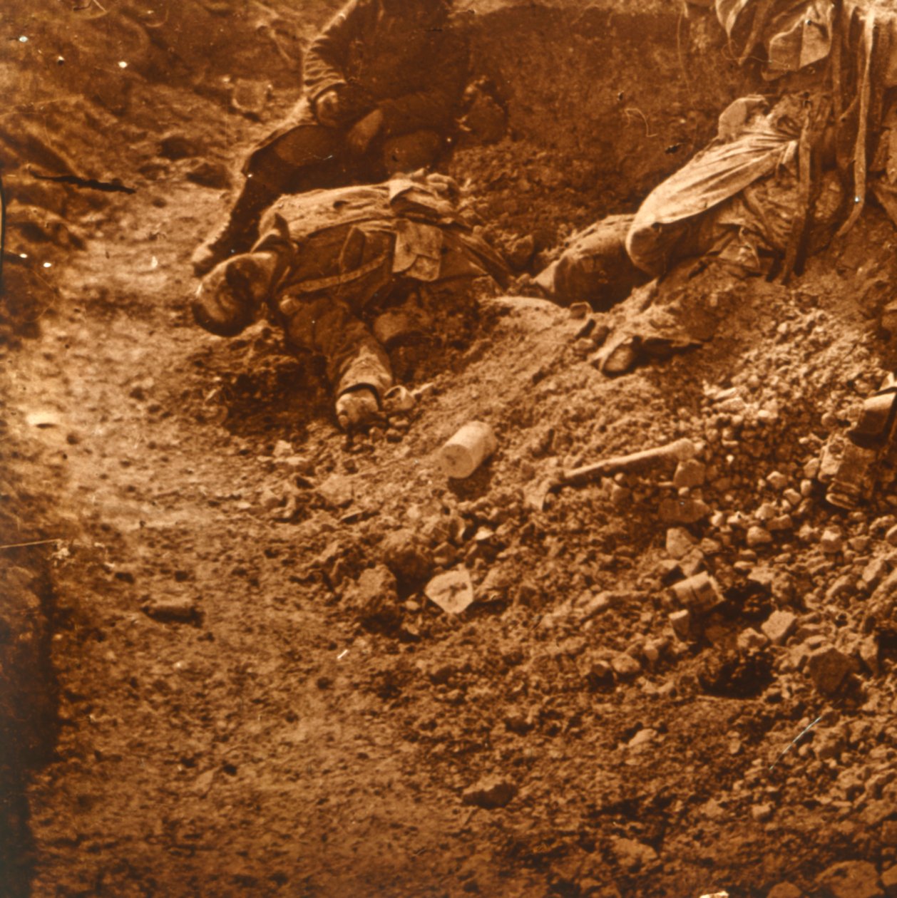 Død kropp i skyttergravene, Perthes, Nord-Frankrike, c1914-c1918 av Unbekannt