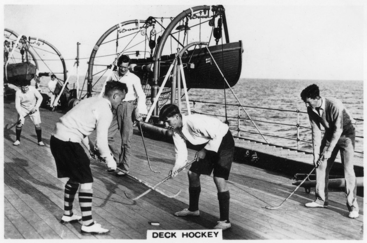 Dekkshockey om bord på slagskipet HMS Nelson, 1937 av Unbekannt