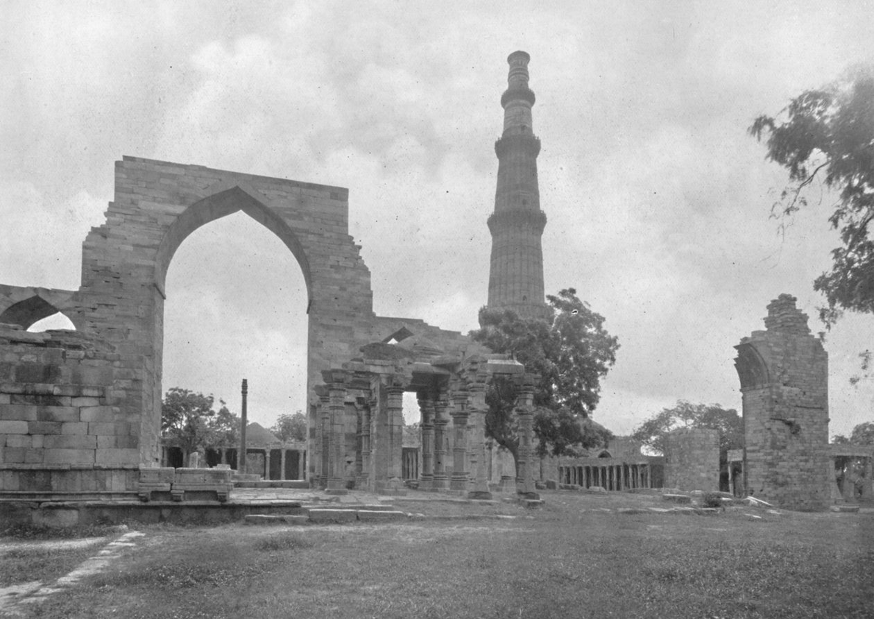 Delhi. - Generell utsikt over Kutub-moskeen og ruinene - , c1910. av Unbekannt