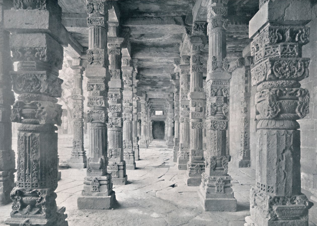 Delhi. Korridor av hinduistiske søyler i Kutub-moskeen, c1910. av Unbekannt