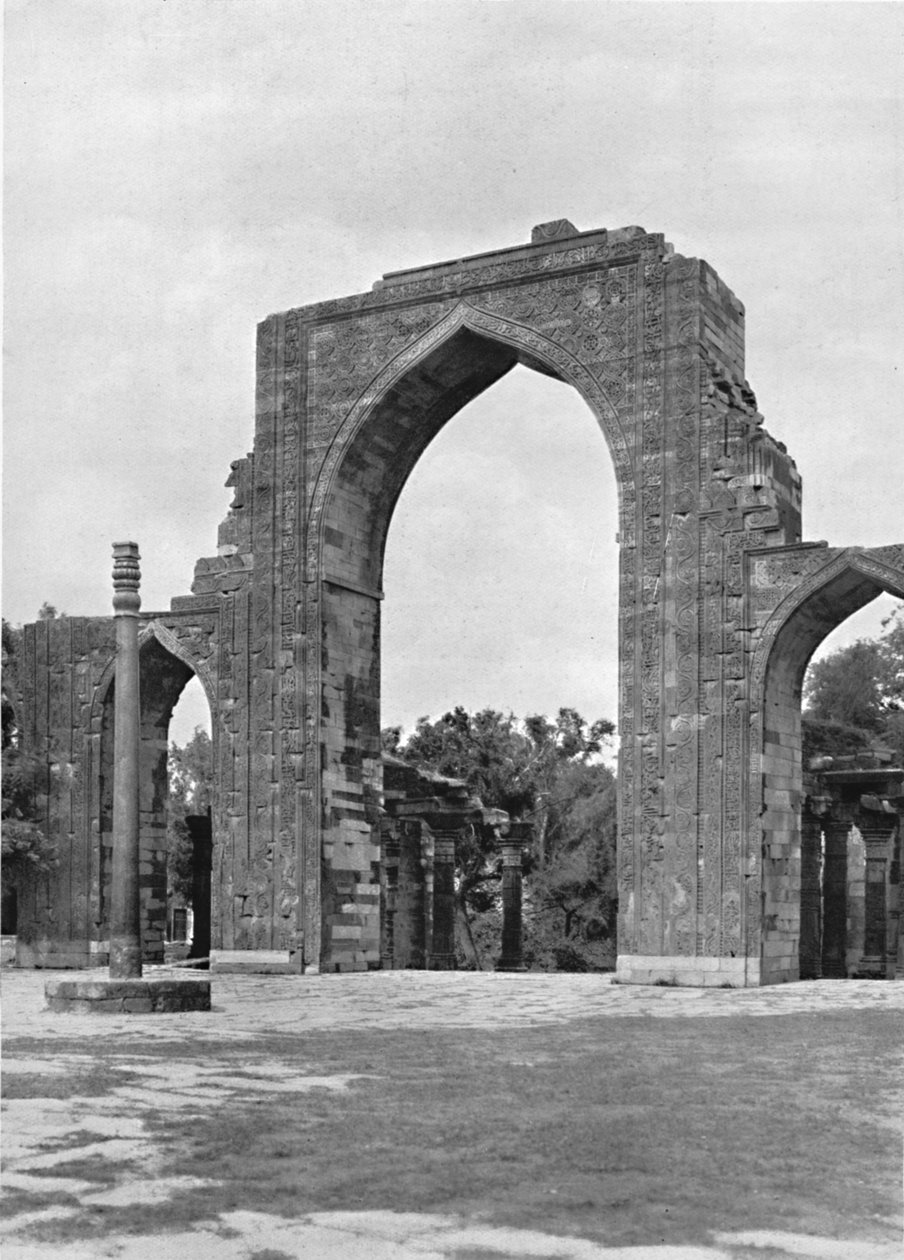 Delhi. Porten til Kutub-moskeen, c1910. av Unbekannt