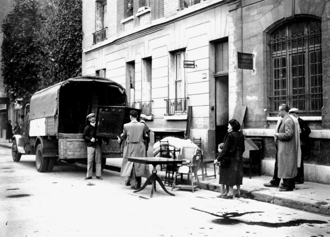 Levering av møbler konfiskert fra jøder til ofre for RAF-bombing, Paris, april 1942 av Unbekannt