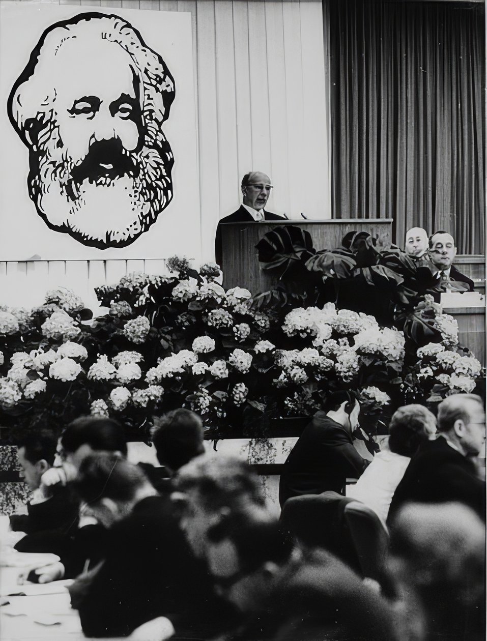 Formannen for statsrådet i den tyske demokratiske republikken Walter Ulbricht på et møte i anledning 150-årsdagen til Karl Marx. Berlin kongresshall. 2. mai 1968 av Unbekannt