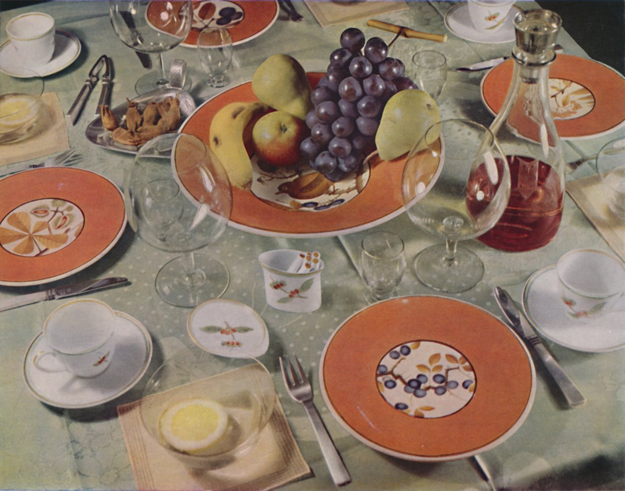 Dessert - I dette bordarrangementet er fruktserveringen Royal Copenhagen fajanse, 1939 av Unbekannt