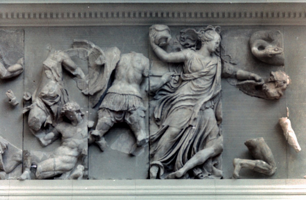 Detalj fra den store frisen til Pergamonalteret, 180-159 f.Kr av Unbekannt