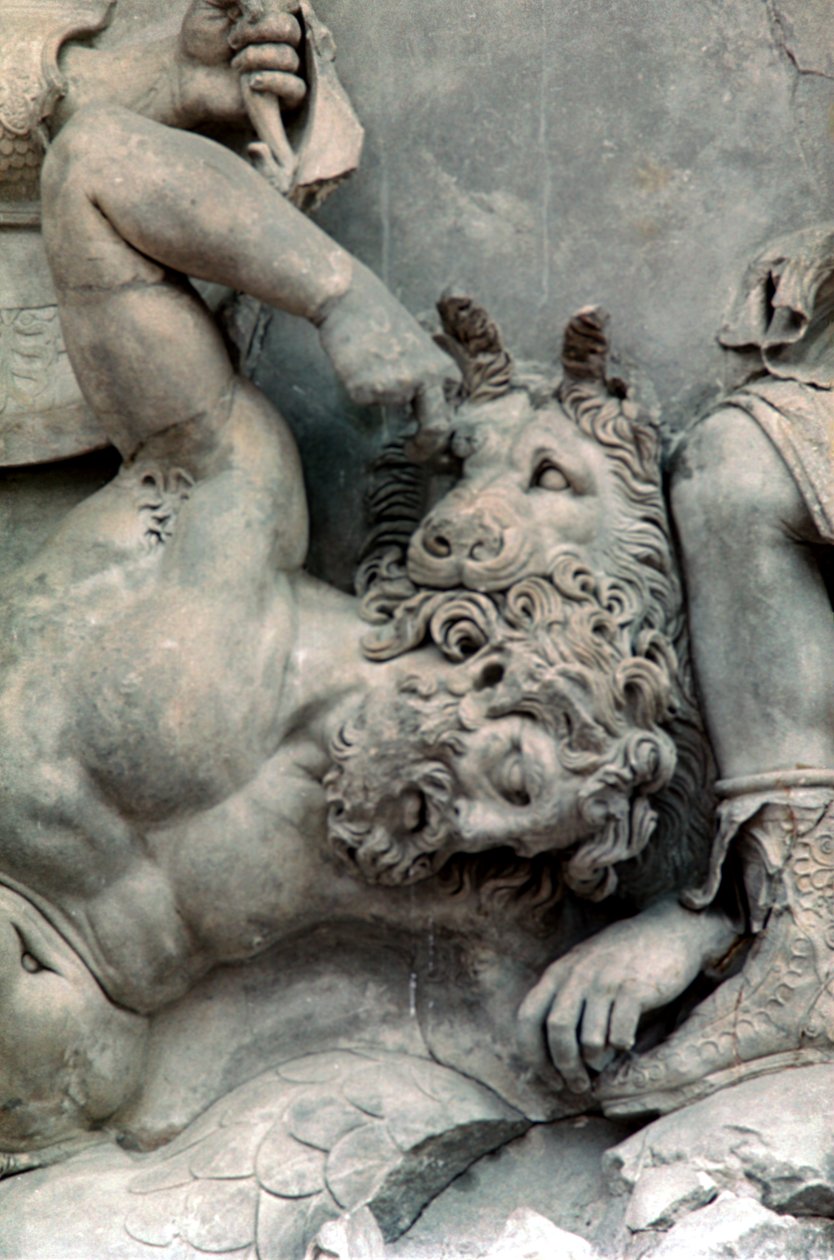 Detalj fra den store frisen til Pergamonalteret, 180-159 f.Kr av Unbekannt