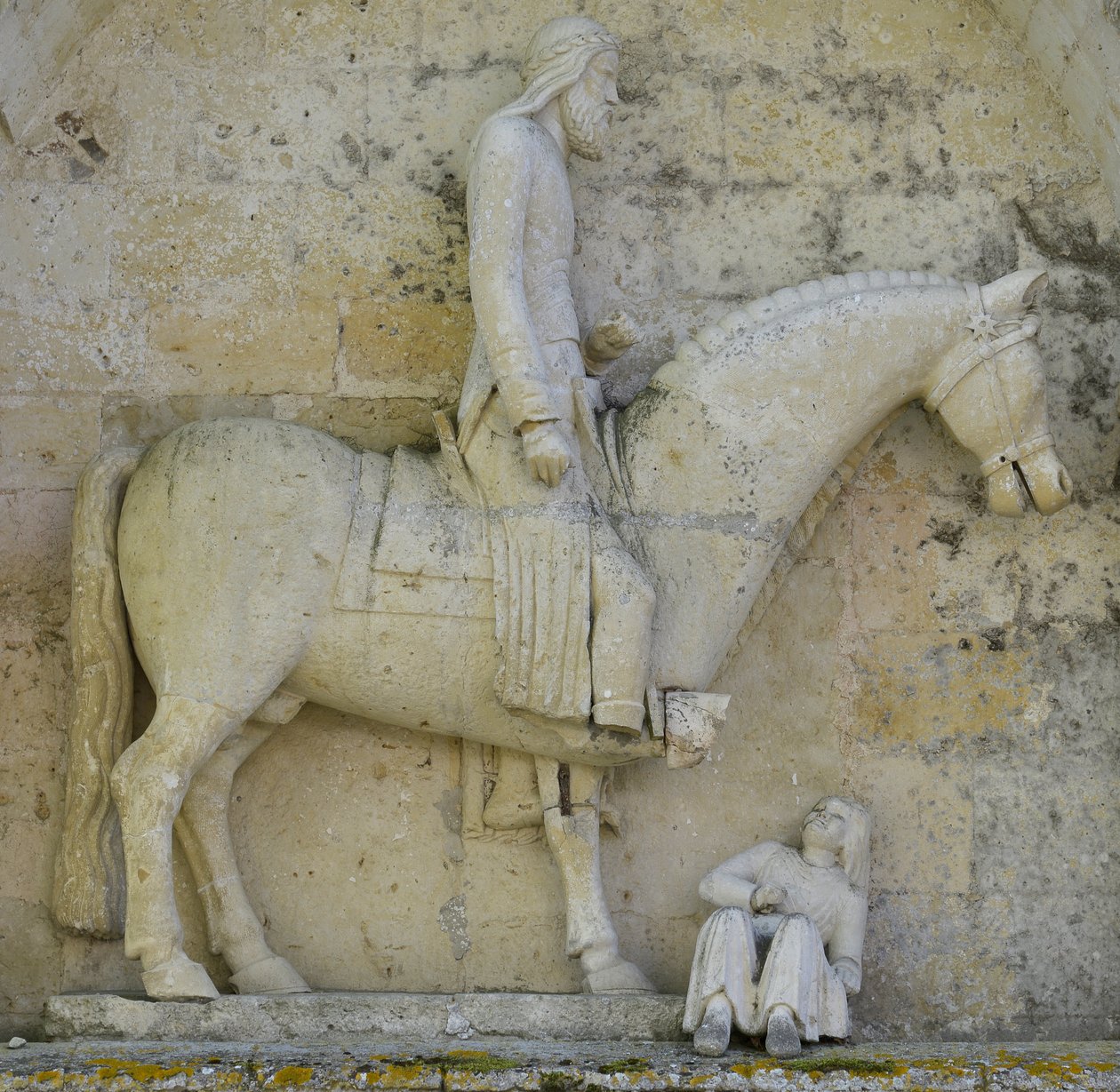 Detalj av sideportalen som representerer keiser Konstantin I den store som symboliserer det kristne fortrengende hedenskap, Saint Hilaire-kirken i Melle (79500), Deux Sevres av Unbekannt