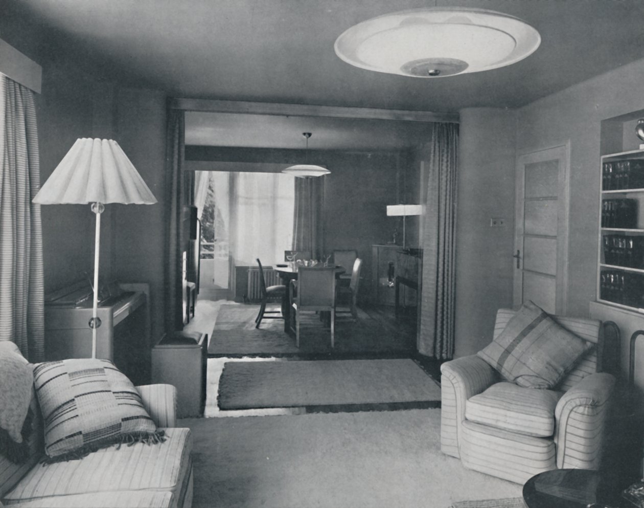 Spisestue og stue, kun delt av tunge gardiner i en attraktiv moderne vev, 1942 av Unbekannt