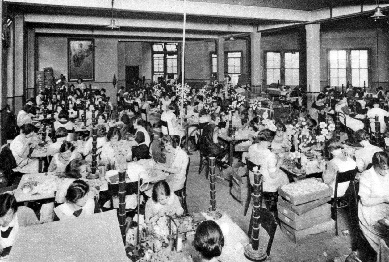 Funksjonshemmede jenter som jobber ved Watercress and Flower Girls Christian Mission, London, 1926-1927 av Unbekannt