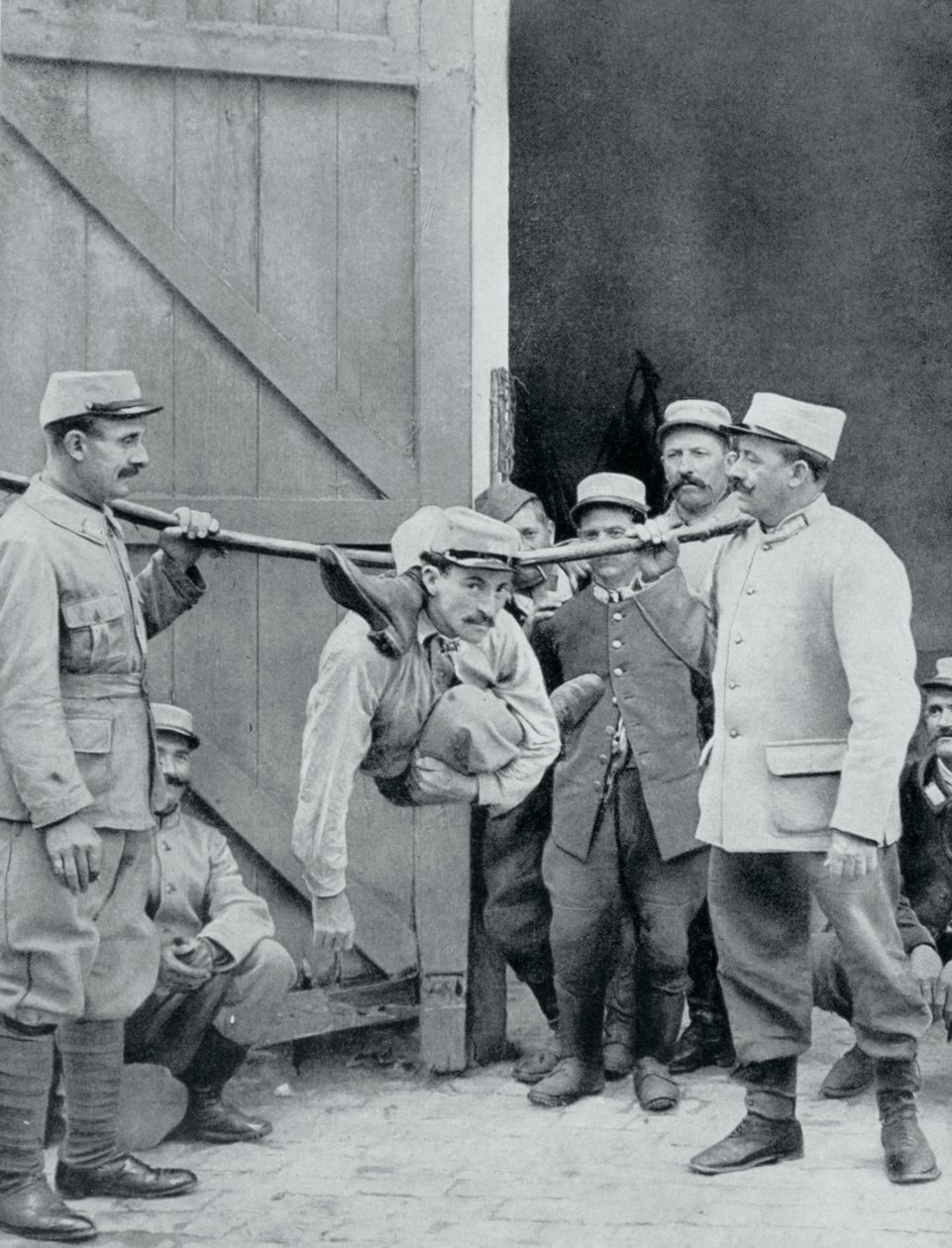 Distraksjoner ved fronten, den menneskelige slangen, Frankrike, første verdenskrig, 1915 av Unbekannt