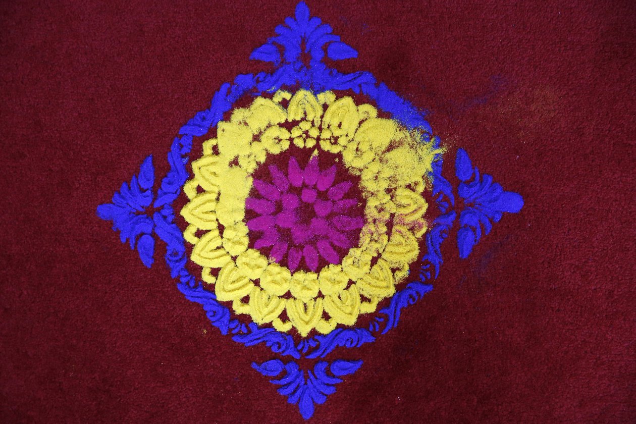 Diwali rangoli i Shirdi Sai Baba-tempelet, Leicester. Storbritannia av Unbekannt