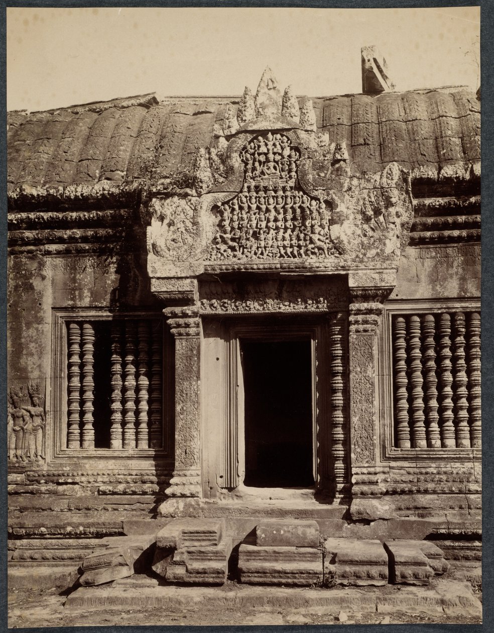 Døråpning gjennom en indre innhegning, Angkor Wat, Kambodsja, ca. 1880. av Unbekannt