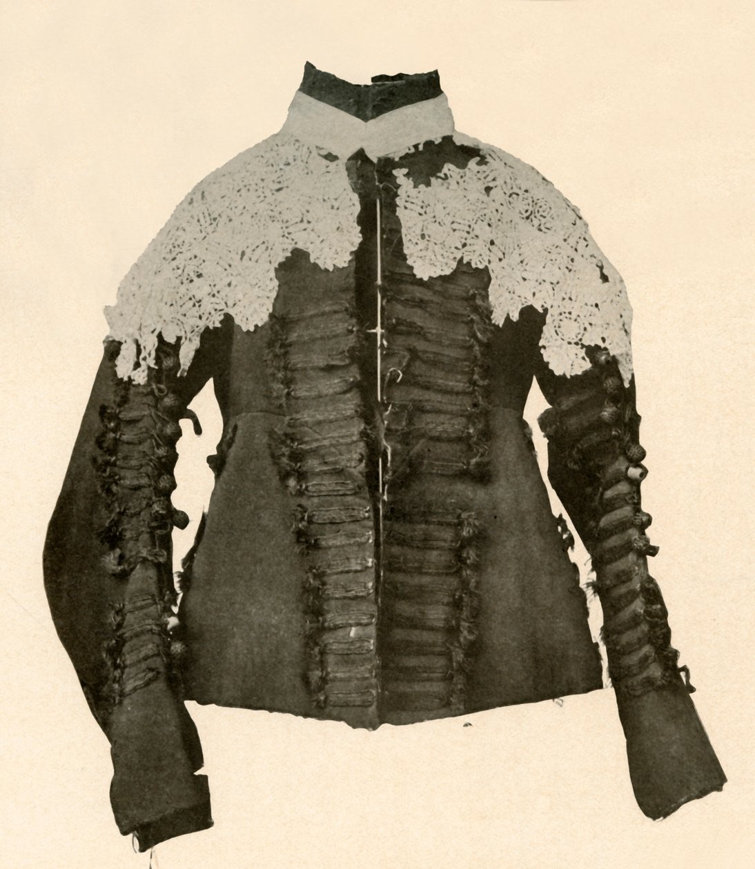Dublett av svart tøy trimmet med silkeflett og hekleknapper, 1600-tallet, 1937. av Unbekannt
