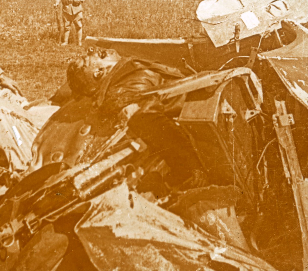 Nedstyrt tysk fly med pilot, c1914-c1918 av Unbekannt