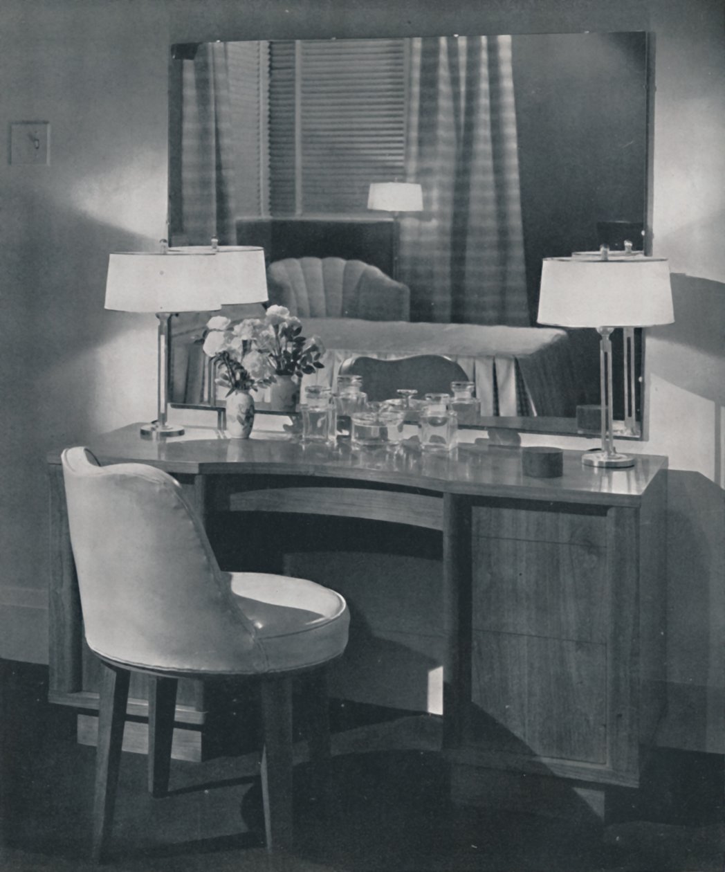 Sminkebord i amerikansk valnøtt med svingbar sminkestol som passer, 1942 av Unbekannt