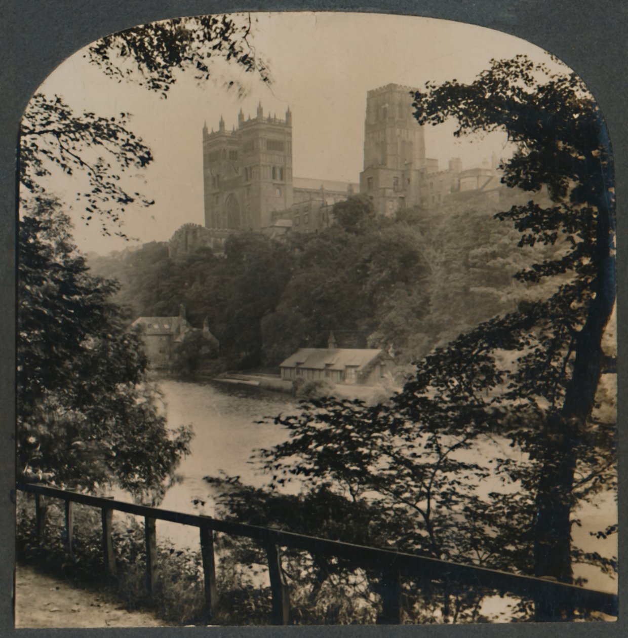 Durham Cathedral - Sett fra over elven, England, c1910. av Unbekannt