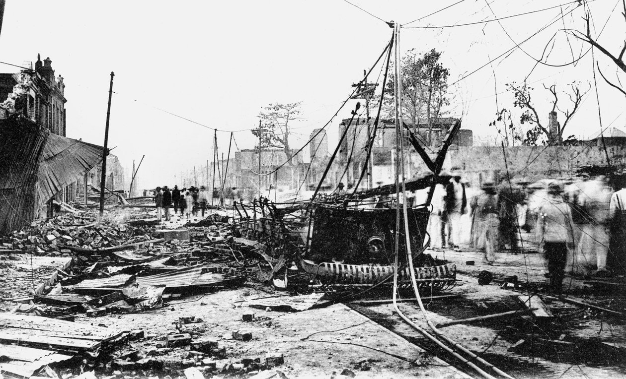 Jordskjelvskader og en brent bil, King Street, Kingston, Jamaica, 1907 av Unbekannt