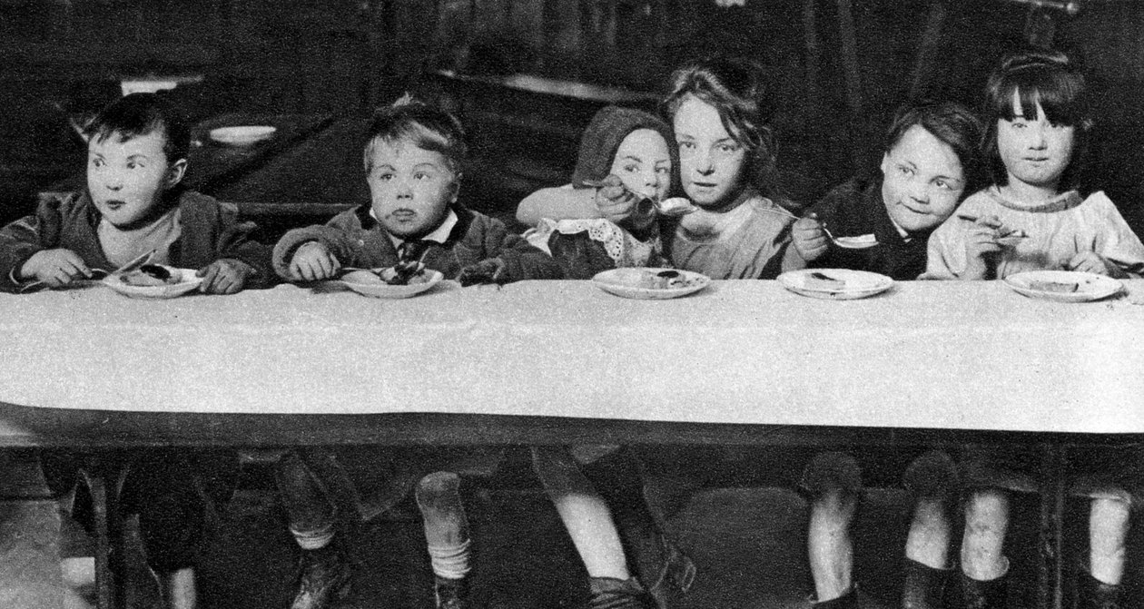 East End-barn blir matet av en veldedig organisasjon, London, 1926-1927 av Unbekannt