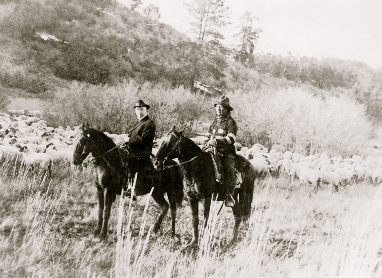 Edd Ladd, fullblods Apache-indianer, fra Jicarilla-reservatet, New Mexico, med den indiske kommissæren Cato Sells, til hest 1920 (bilde) av Unbekannt
