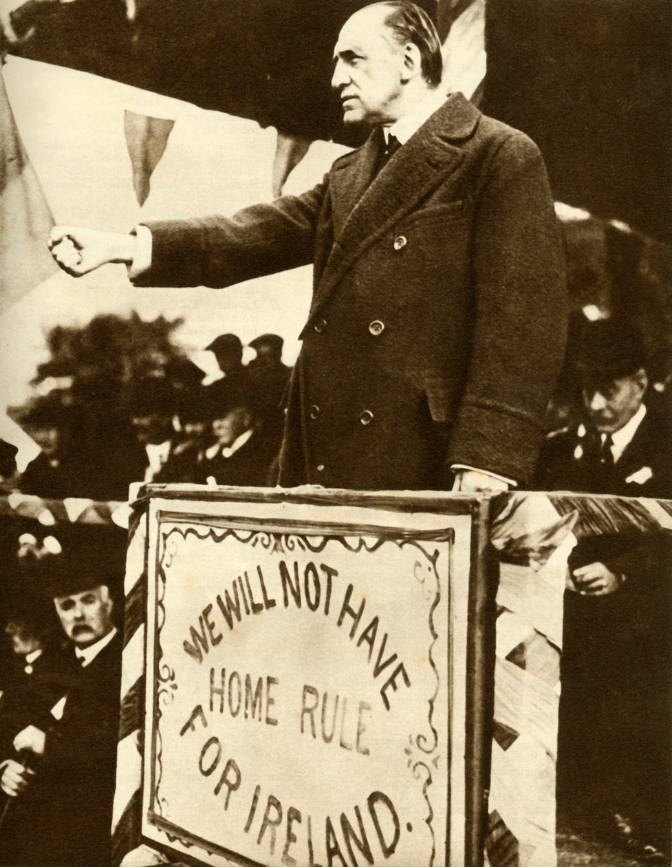 Edward Carson holdt en tale, 1912, 1935. av Unbekannt