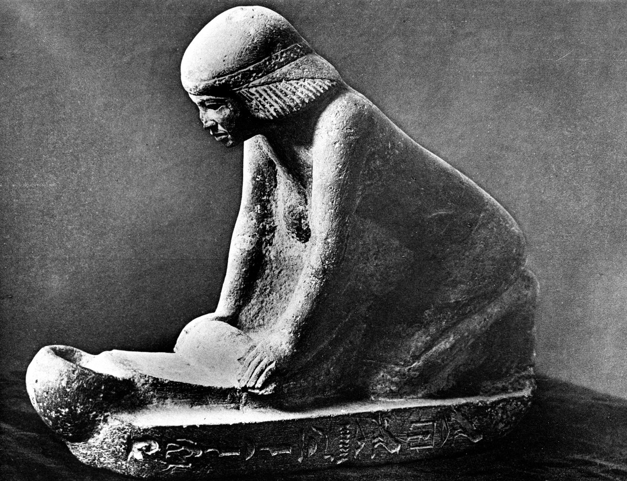 Egyptisk gravfigur av en kvinne som maler mais ved å bruke en sal quern, c2500 f.Kr. av Unbekannt