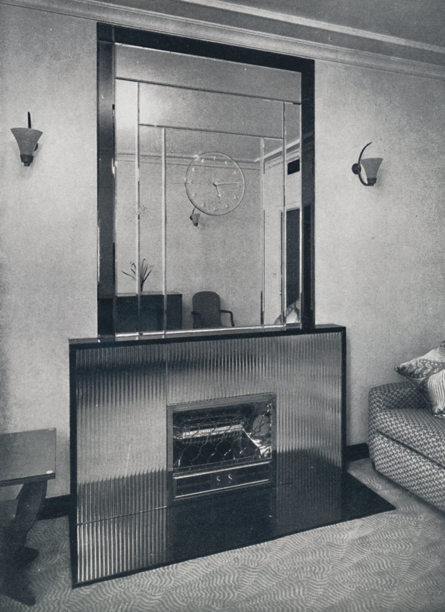 Elektrisk peis og overmantel av James Clark & Son Ltd., 1940 av Unbekannt