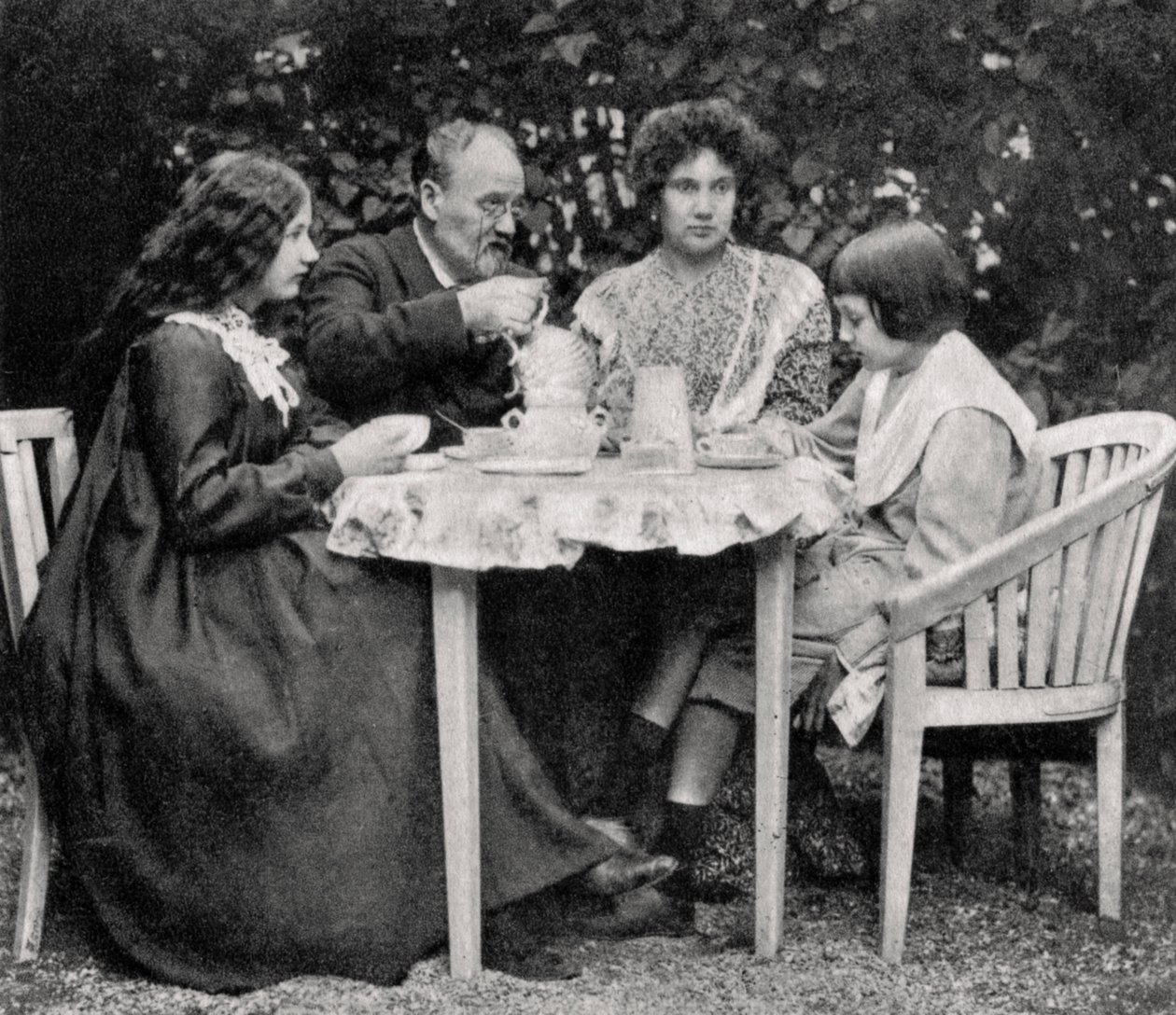 Emile Zola, fransk romanforfatter, med familien, 1899 av Unbekannt