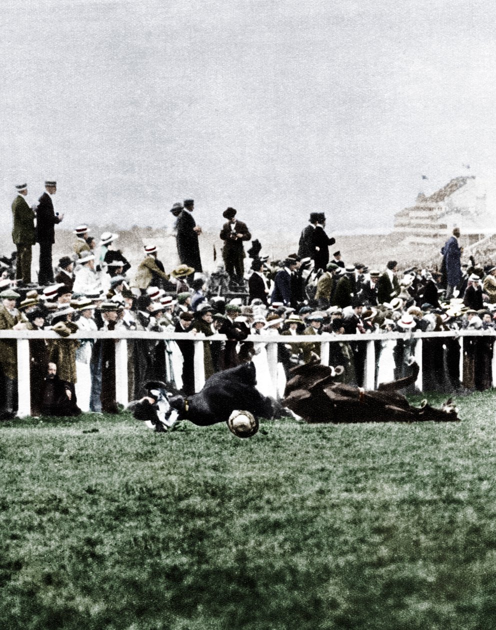 Emily Davison kaster seg foran Kings-hesten under Derby, Epsom, Surrey, 1913 av Unbekannt