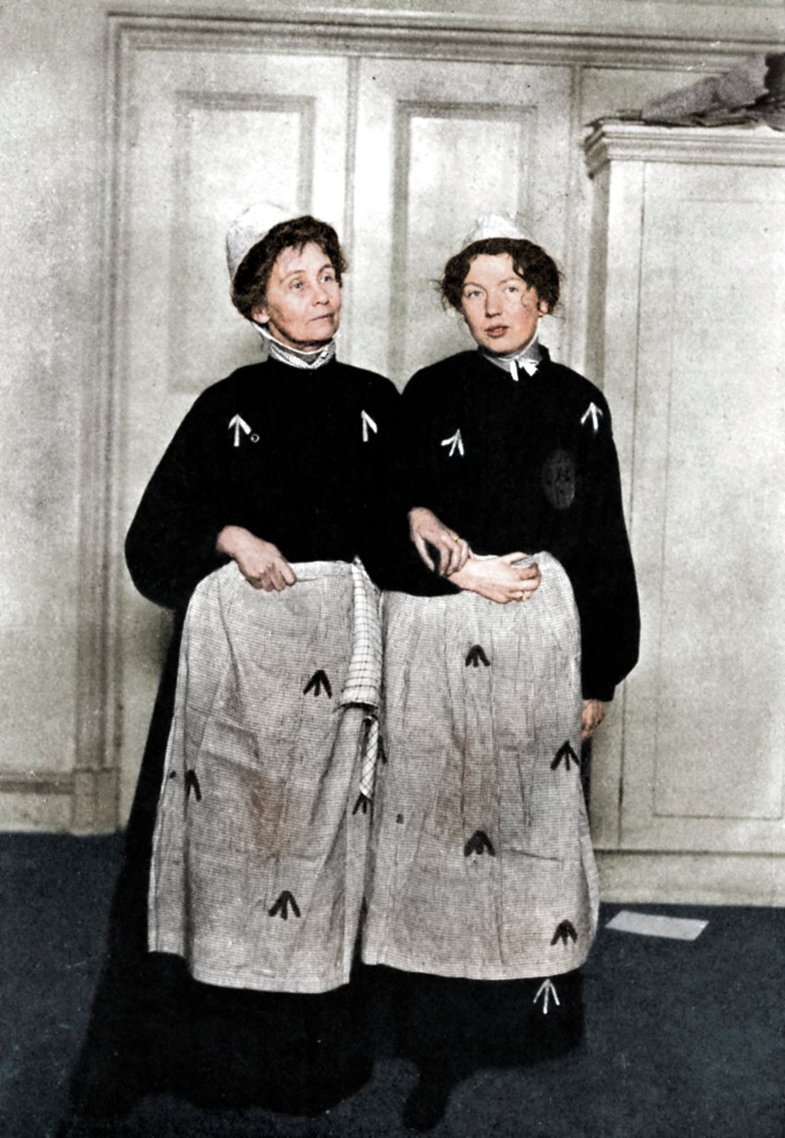 Emmeline og Christabel Pankhurst, engelske suffragetter, i fengselskjole, 1908 av Unbekannt